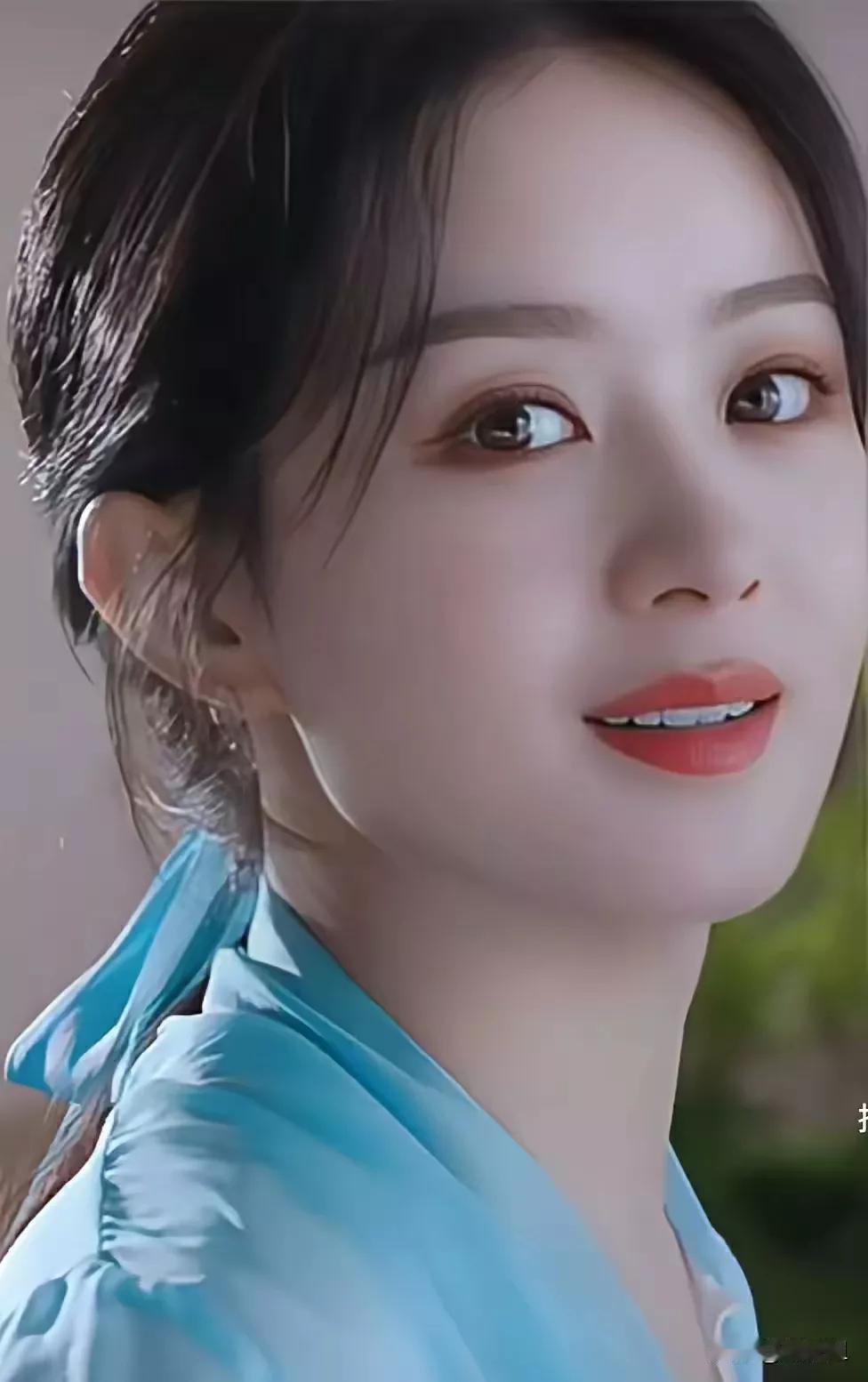 温柔蓝衣少女，微笑如春风拂面