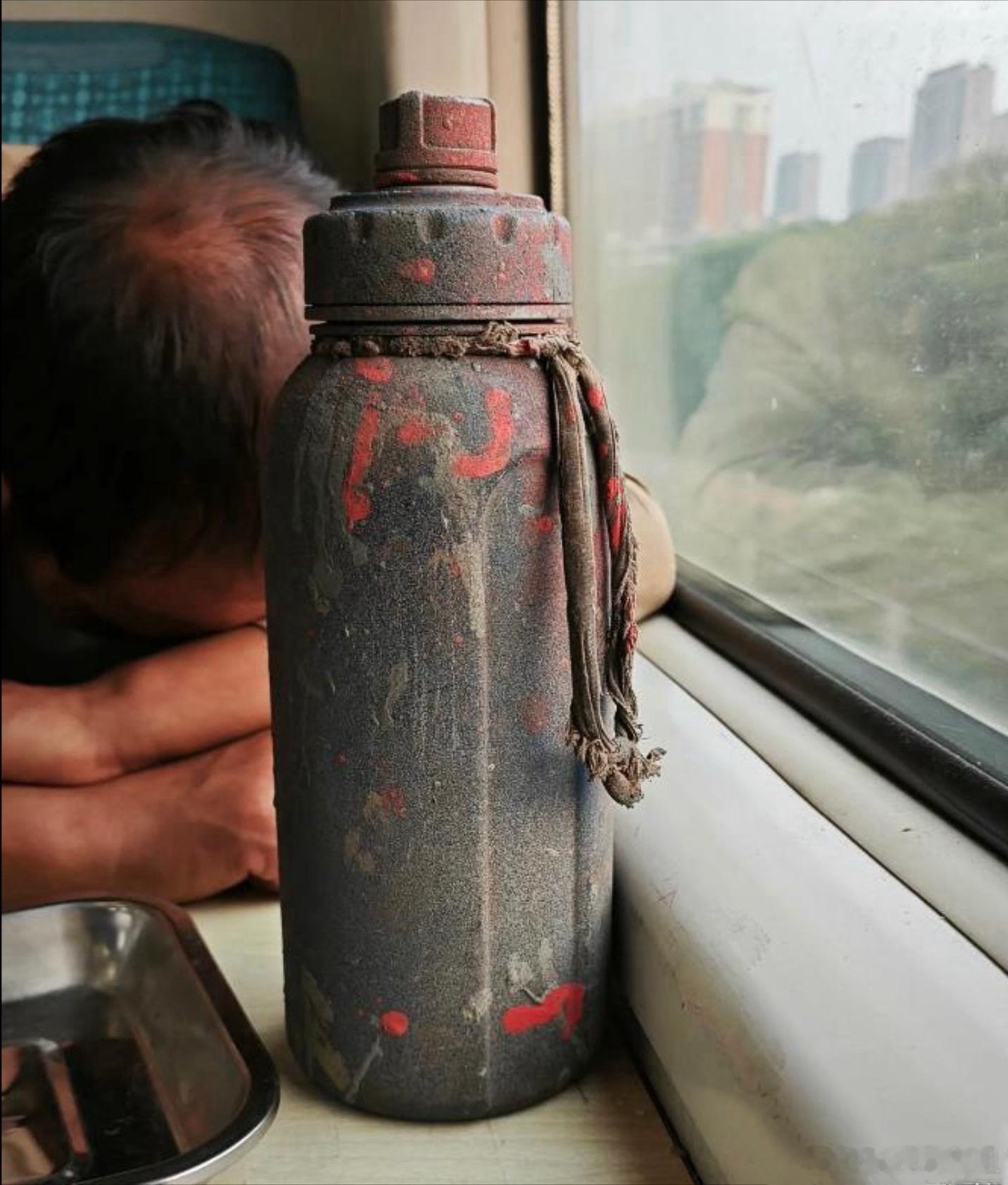 这大叔的水杯可别叫巴黎世家看见…… ​​​