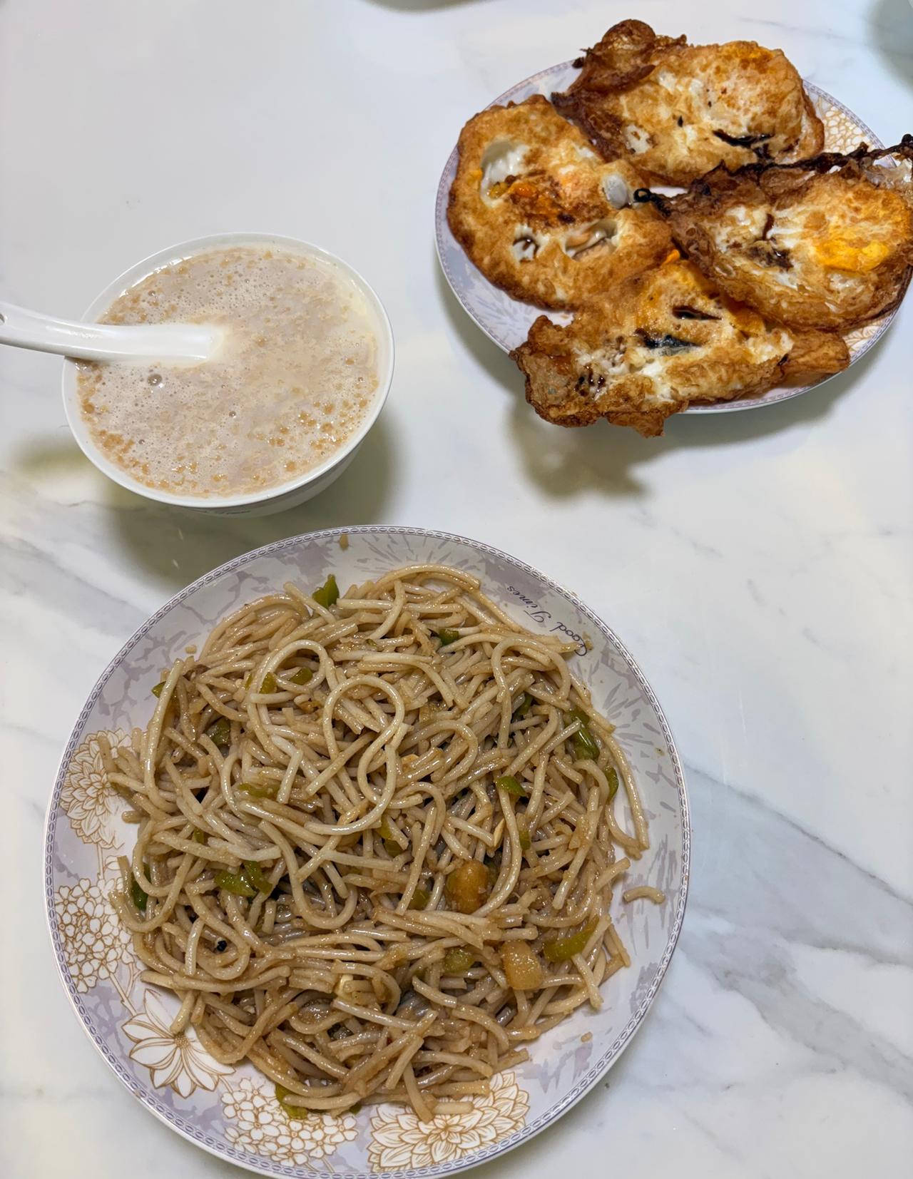早餐
1，麦片
2，炒粉
3，荷包蛋

自己做的，在家里面花了时间25分钟，
虽