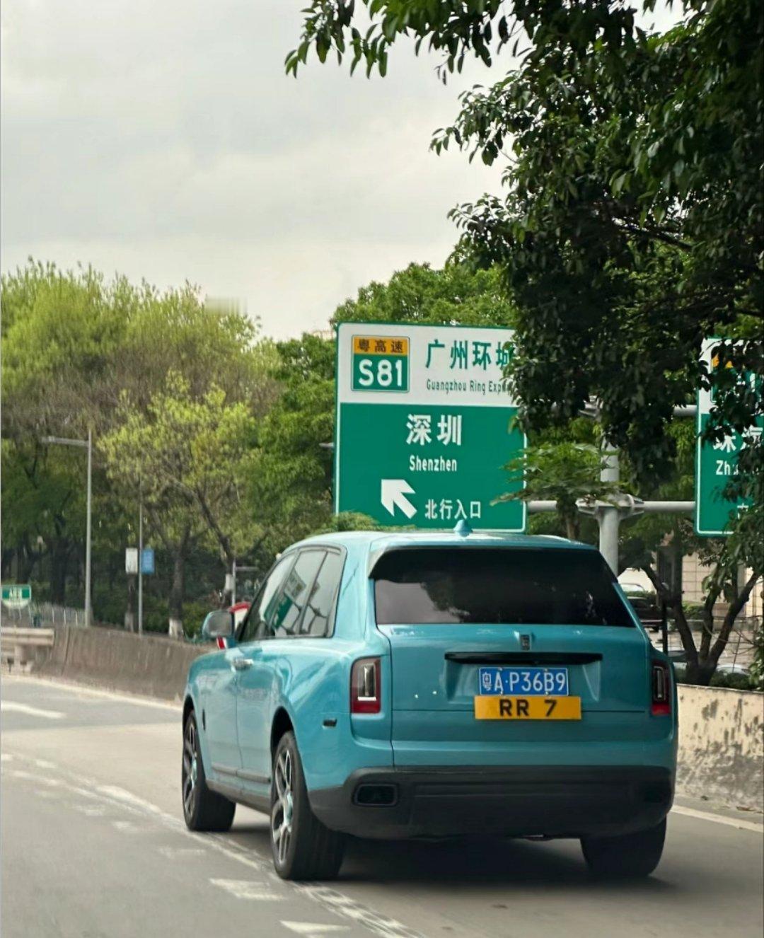 #SUV[超话]#这么贵一车子买不起一个真港牌啊，土里土气 ​​​
