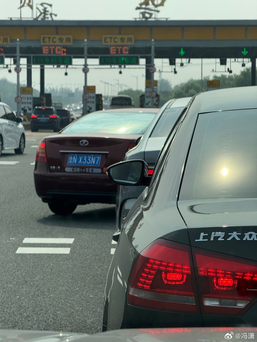我已经不生加塞儿车的气了，我气的是前面咋回事？这手也太潮了吧？怎么是个车就能加进