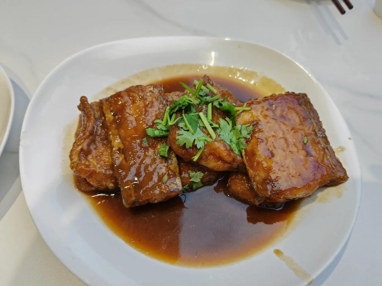 男人该不该做饭呢？做饭属于一项基本的生活技能，男人学会做饭有助于分担家庭责任。从
