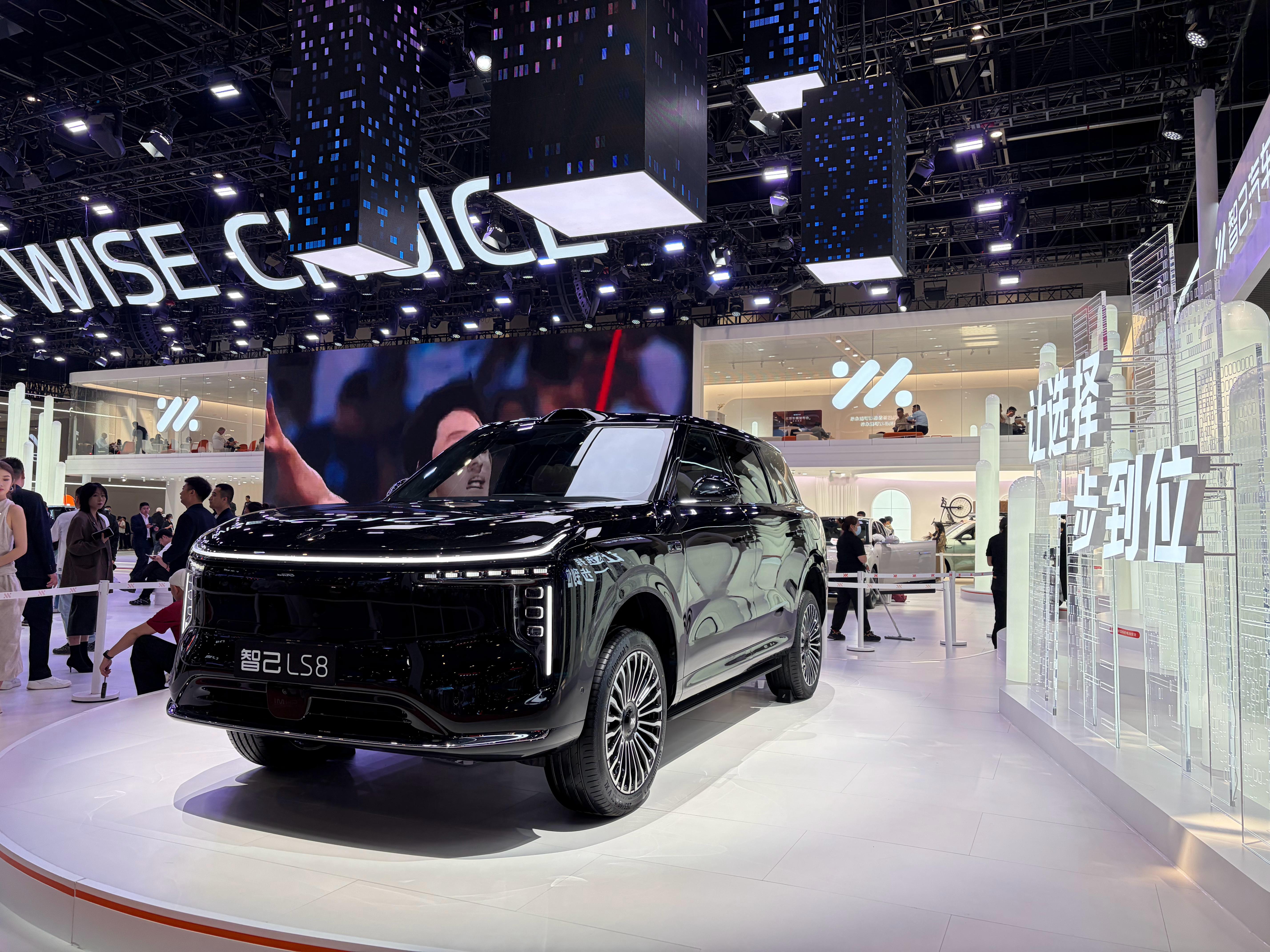 现在 8 系的价格也是越来越卷了智己 LS8 说：25万级，给你一台不用纠结选配