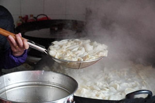 凤凰新闻【冬至排10000桌！火到离谱，北京金谷园饺子到底有多好吃？】冬至当天，