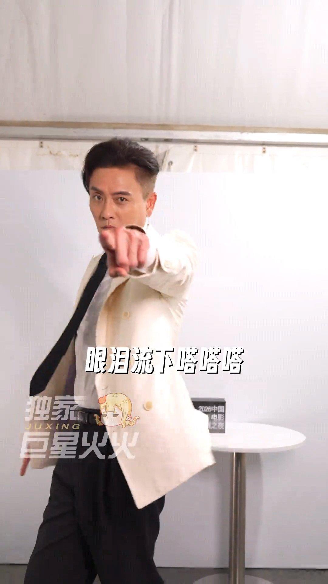 黄宗泽跳了抽离进行曲黄宗泽跳抽离进行曲  黄宗泽跳了《抽离》进行曲，这首歌最近真