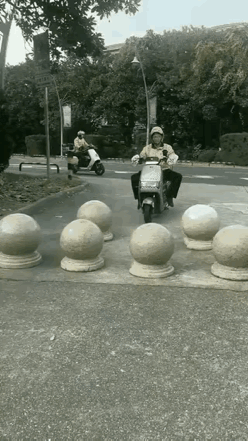 ：招呼你帮个忙都不下车，人家搬开了你想过，没门！[捂脸]