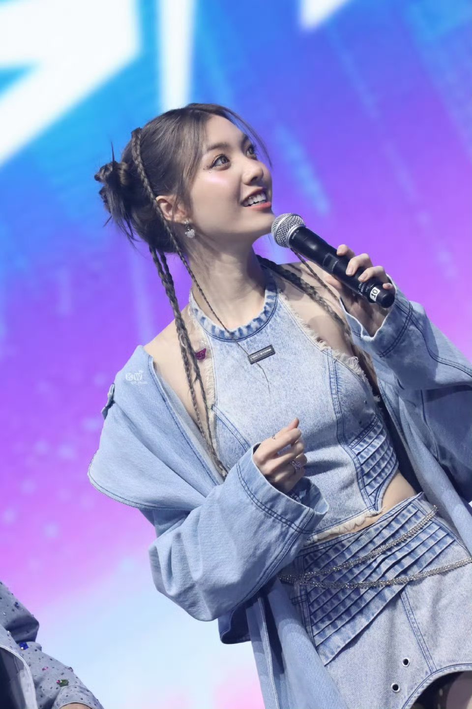 真当爱豆啊 都有定制耳返了下一步就是定制麦  