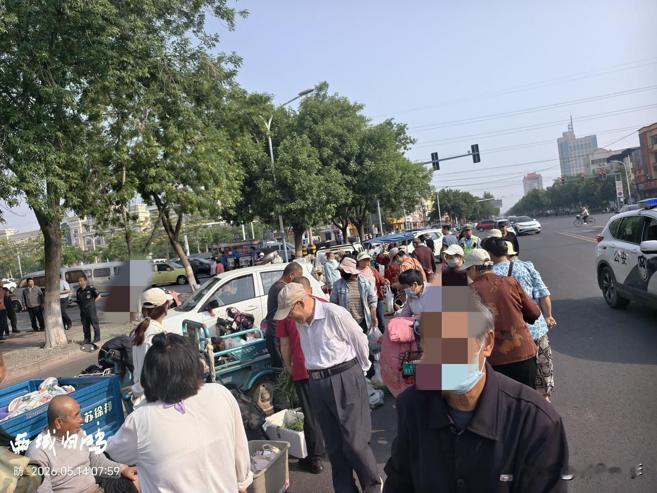 化解早市困境，既要有智慧，更要有立场。
东营明月豪庭小区东北角有一块较为空旷的场