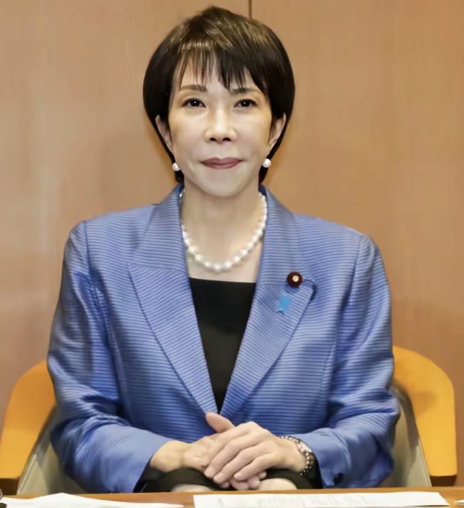 日本这次，不是低调绕路，而是直接翻了桌子。2026年6月11日，首相高市早苗在阁