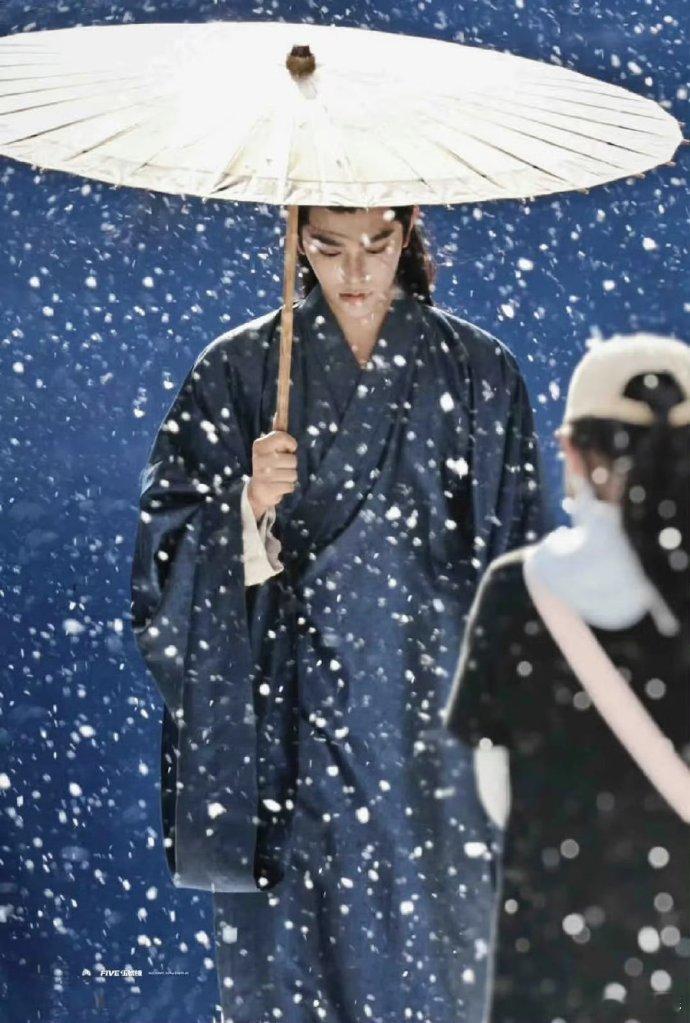 丁禹兮hi6路透独自入冬丁禹兮这是把冬天焊在身上了吧！别人穿单衣，就他裹着白羽绒