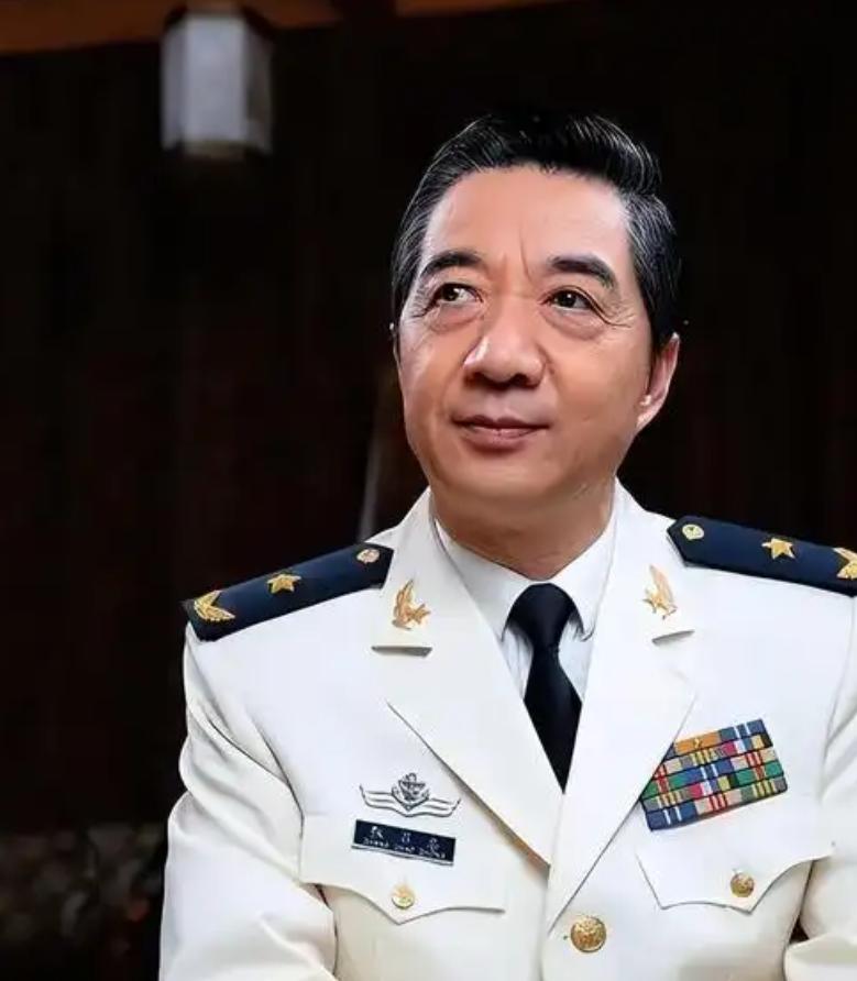 中国发展航母？有什么用！”
 
2017年，一位海军少将面对镜头时嚎啕大哭，义愤