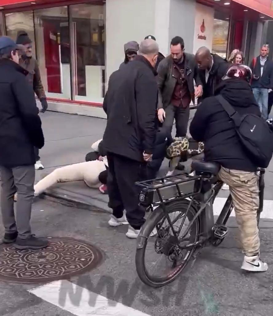 在纽约街头，一只比特犬袭击了一名蹒跚学步的幼儿，但幸运的是，一位路人及时出手，勒