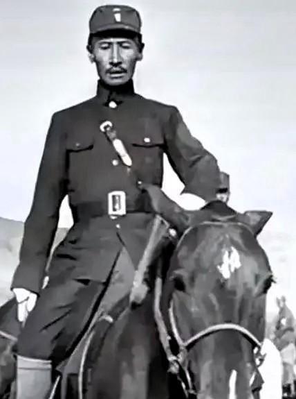 1932年，马占山宣布向日本投降，顿时国内上下骂声一片，然而在受降仪式上，马占山
