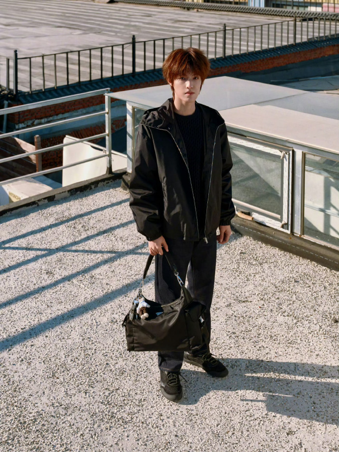 TOP登陆少年Prada米兰时装周出发图来咯朱志鑫、张泽禹、张极、左航、苏新皓 