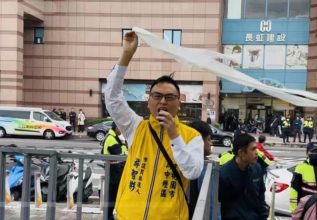 徐国勇：“总不能上完厕所才去买卫生纸”来比喻。昨日下午游智彬率队，前往民进党中央