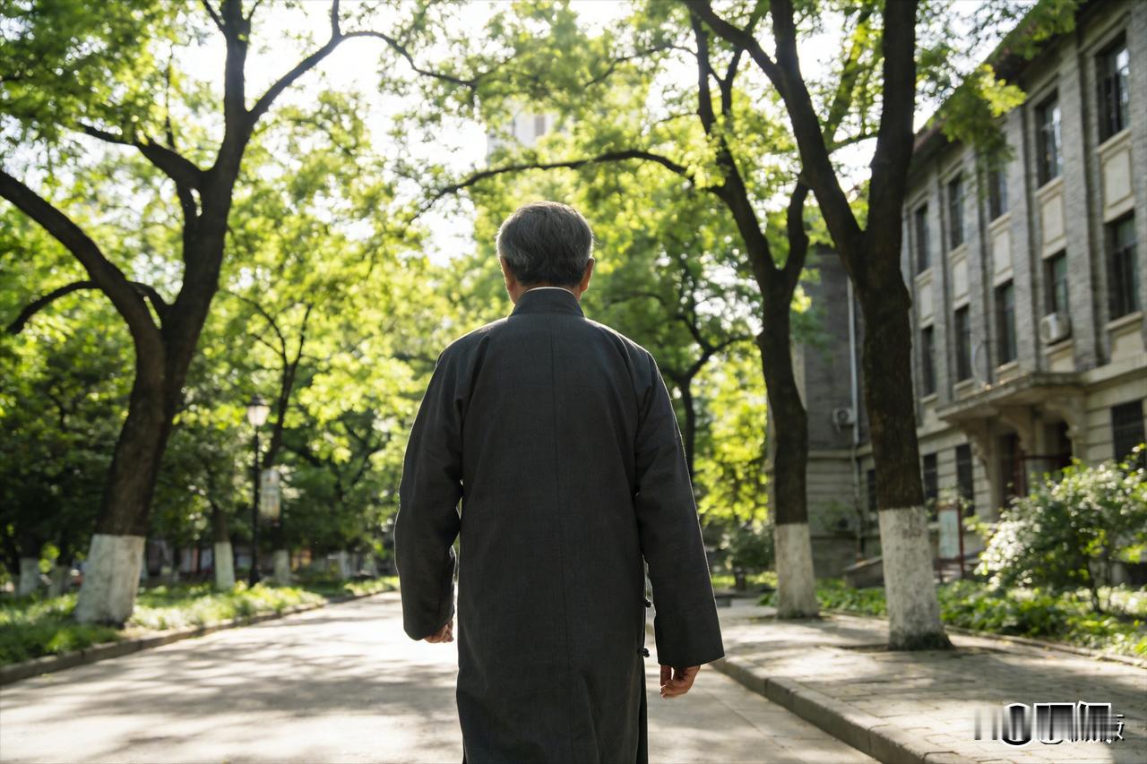 一位历史学家醍醐灌顶的话：
低级贪美色，睡个漂亮妞就沾沾自喜；中级逐利益，围着钱