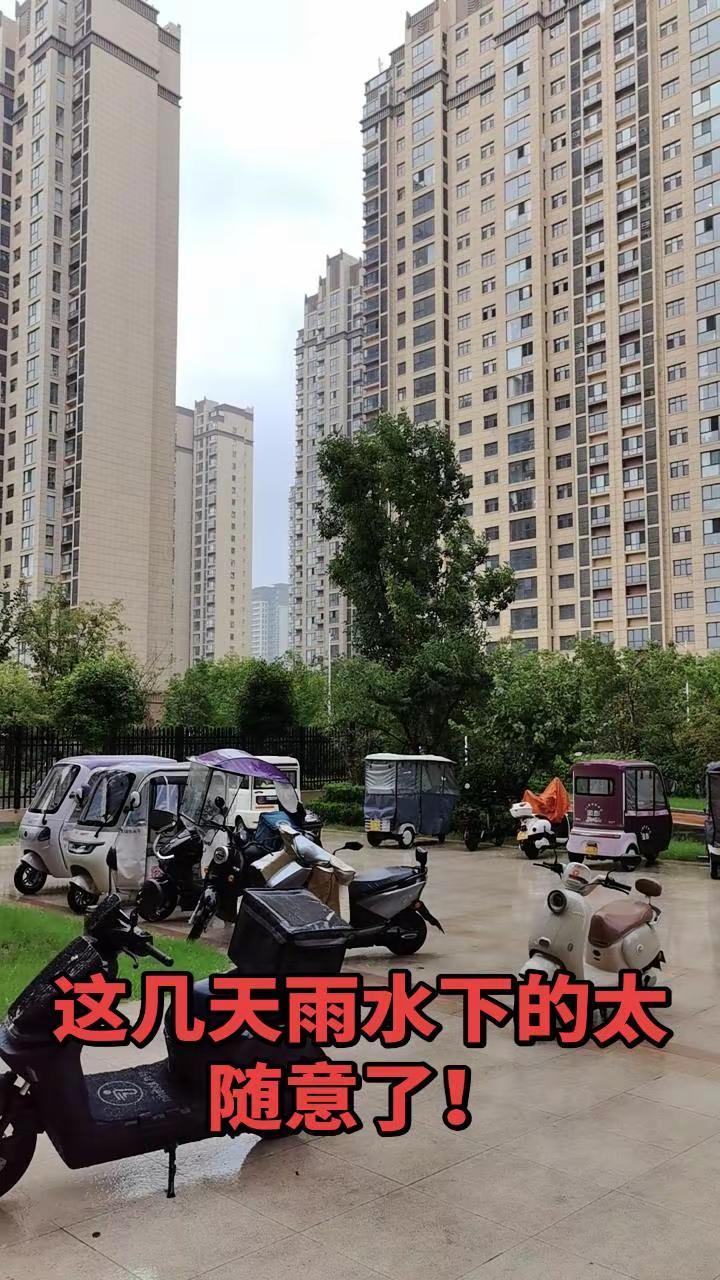 夏天的雨说下就下！
