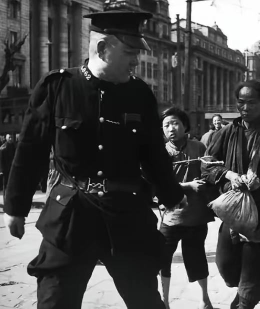 旧上海，督察长陆连奎和情人在旅馆亲热，正尽兴时，突然一个电话打过来：“你今天是不