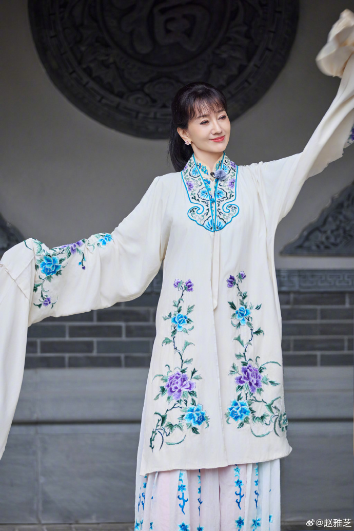 赵雅芝水袖古典美人赵雅芝戏曲温婉气质浅底绣花戏服搭配水袖，赵雅芝一抬手尽显东方古