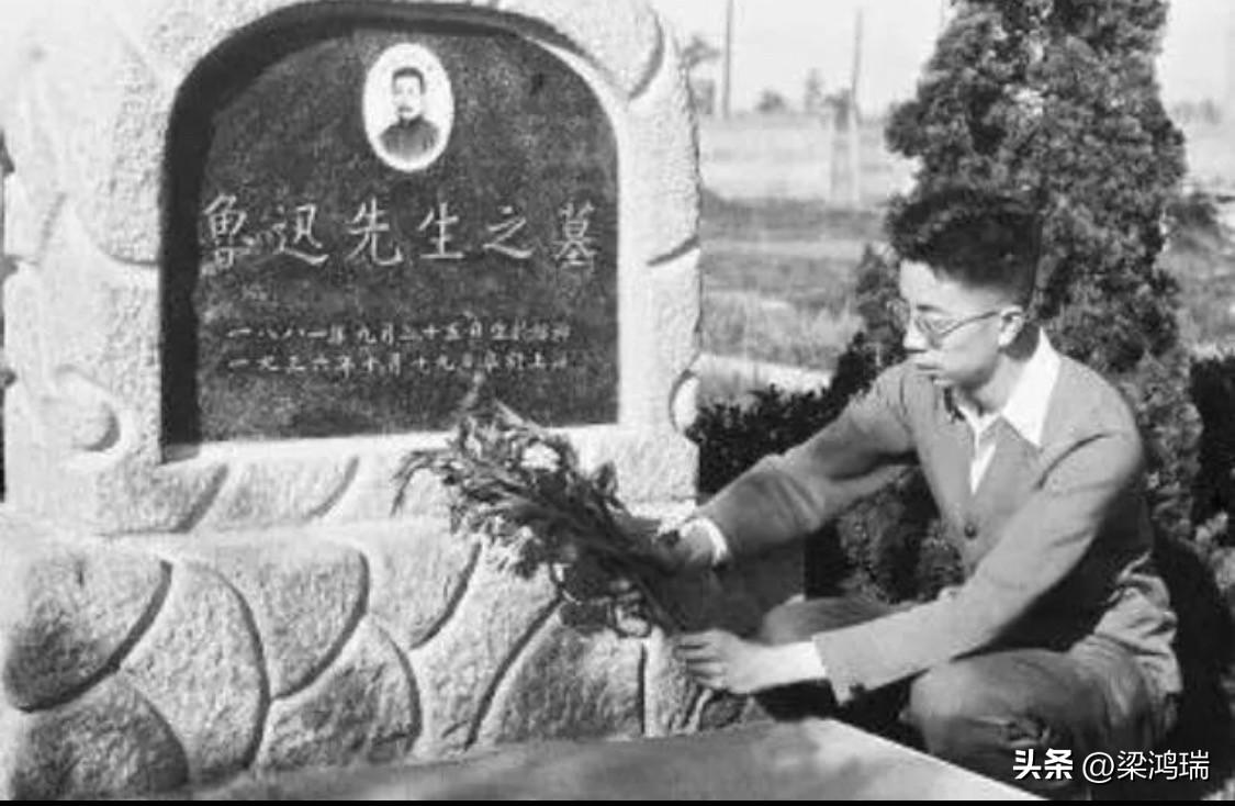 这张拍摄于1949年10月的照片，记录了鲁迅先生的儿子周海婴在父亲墓前献花的场景