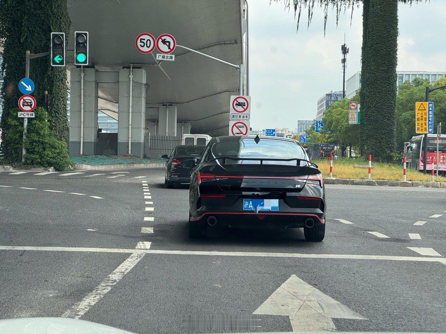 沪 A 的伊兰特 N 还真不多见这么个车还整个黑色，从外观看真是不能再低调了[允