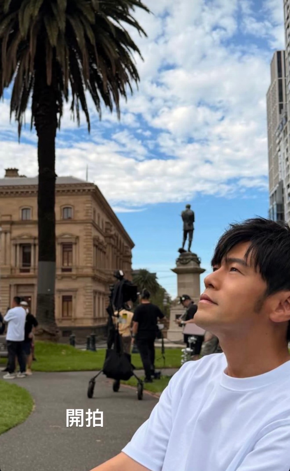 这个男人的侧颜也很帅