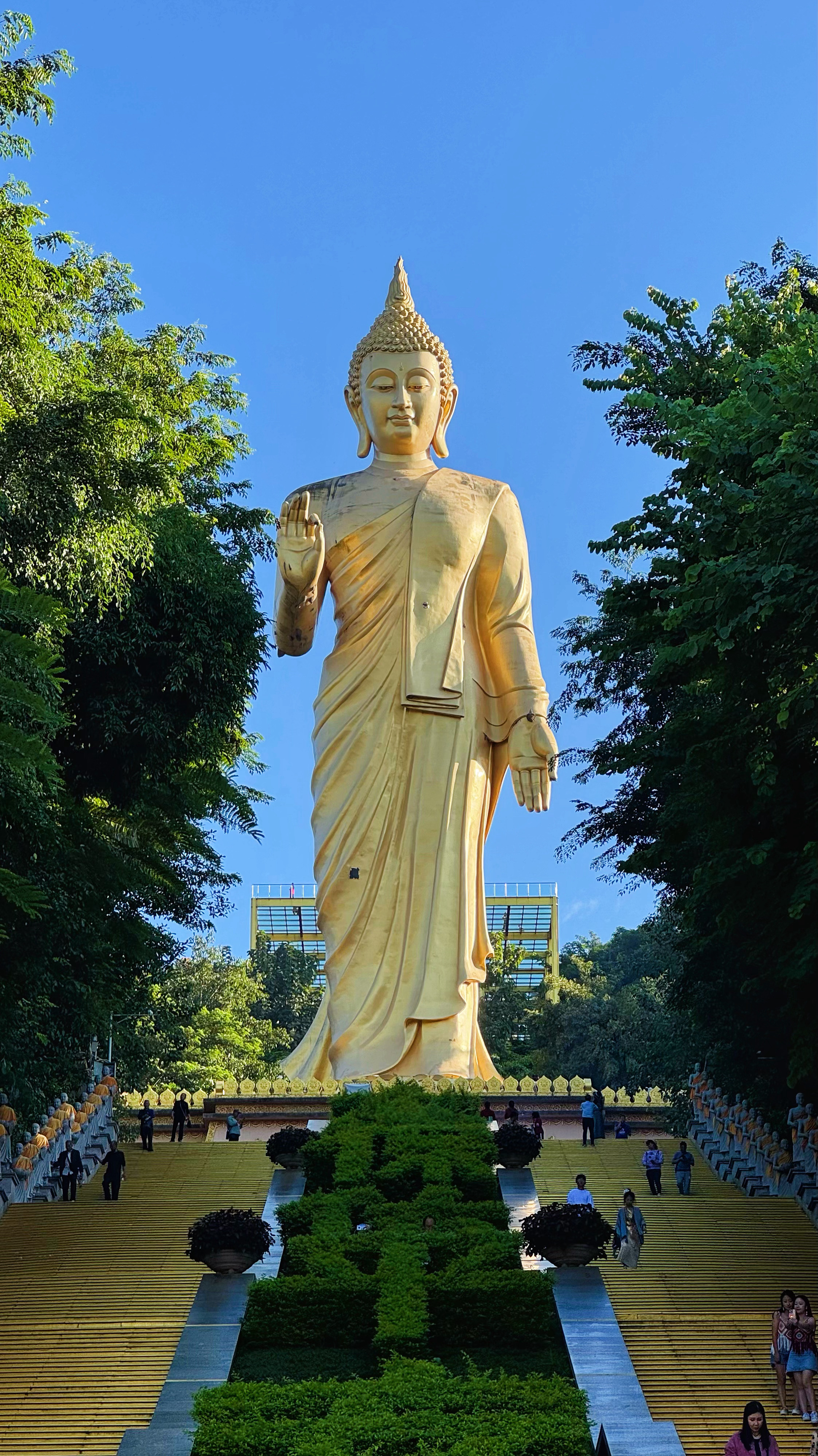 如果你冬天想来云南玩四天，那我推荐你玩西双版纳，温度18度到28度，预算2000