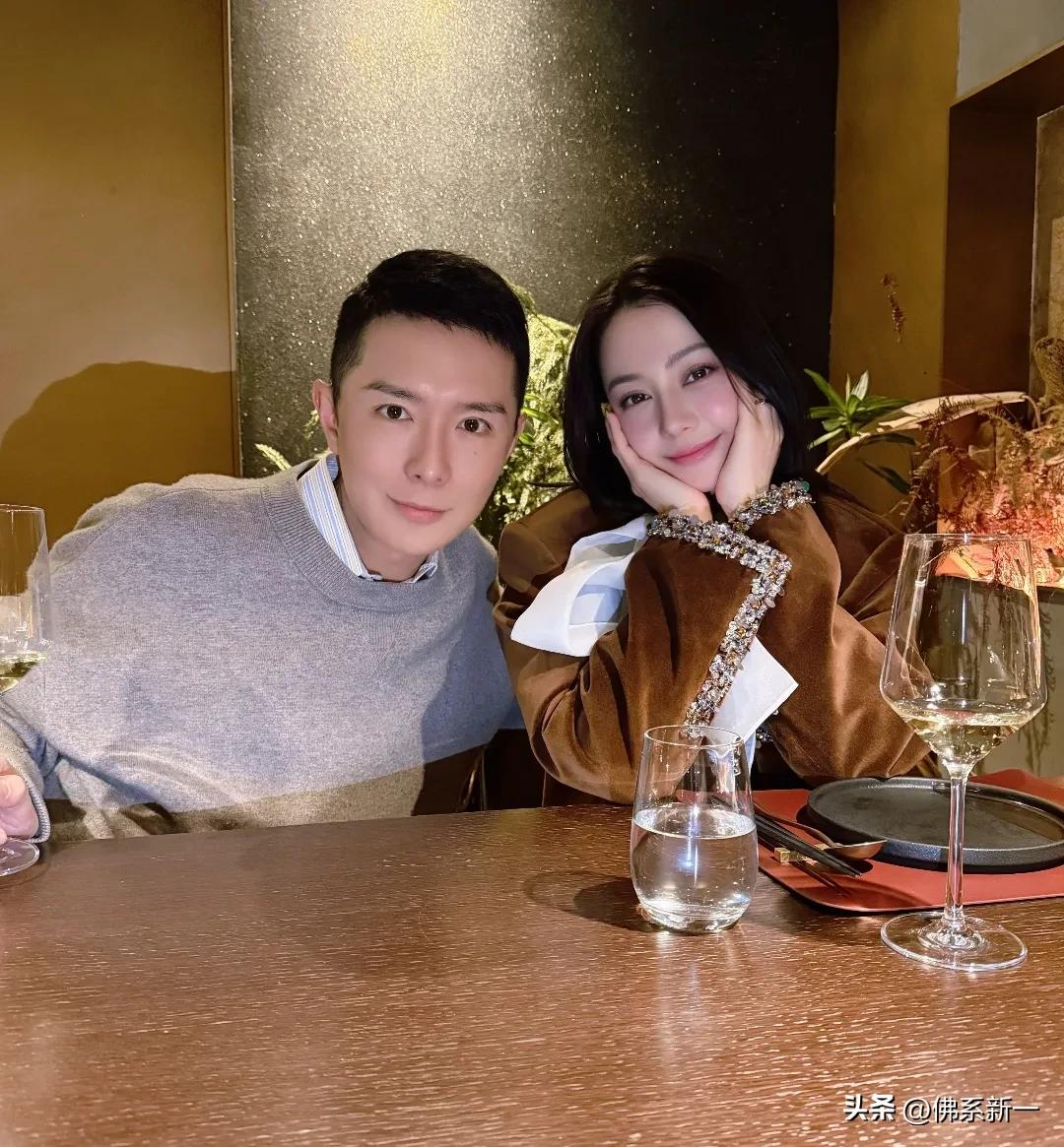 时隔半月，热巴终于出现了！
3月18日刘冲发合照，两人共进晚餐，喝香槟！热巴面色