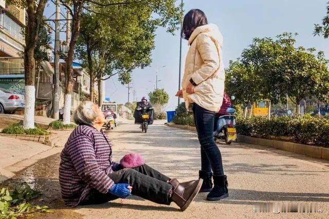 #你敢扶老人吗？##是否敢扶老人# 这是一个在当今社会引发广泛讨论的问题。一方面
