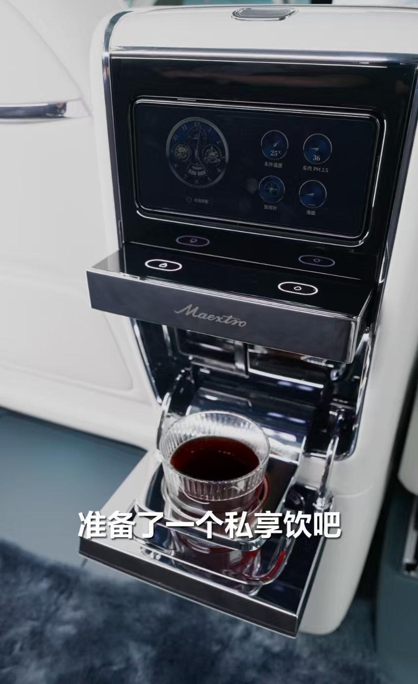 余承东首曝尊界V800新色持续关注尊界MPV，这次上新的云水天青配色让人印象深刻