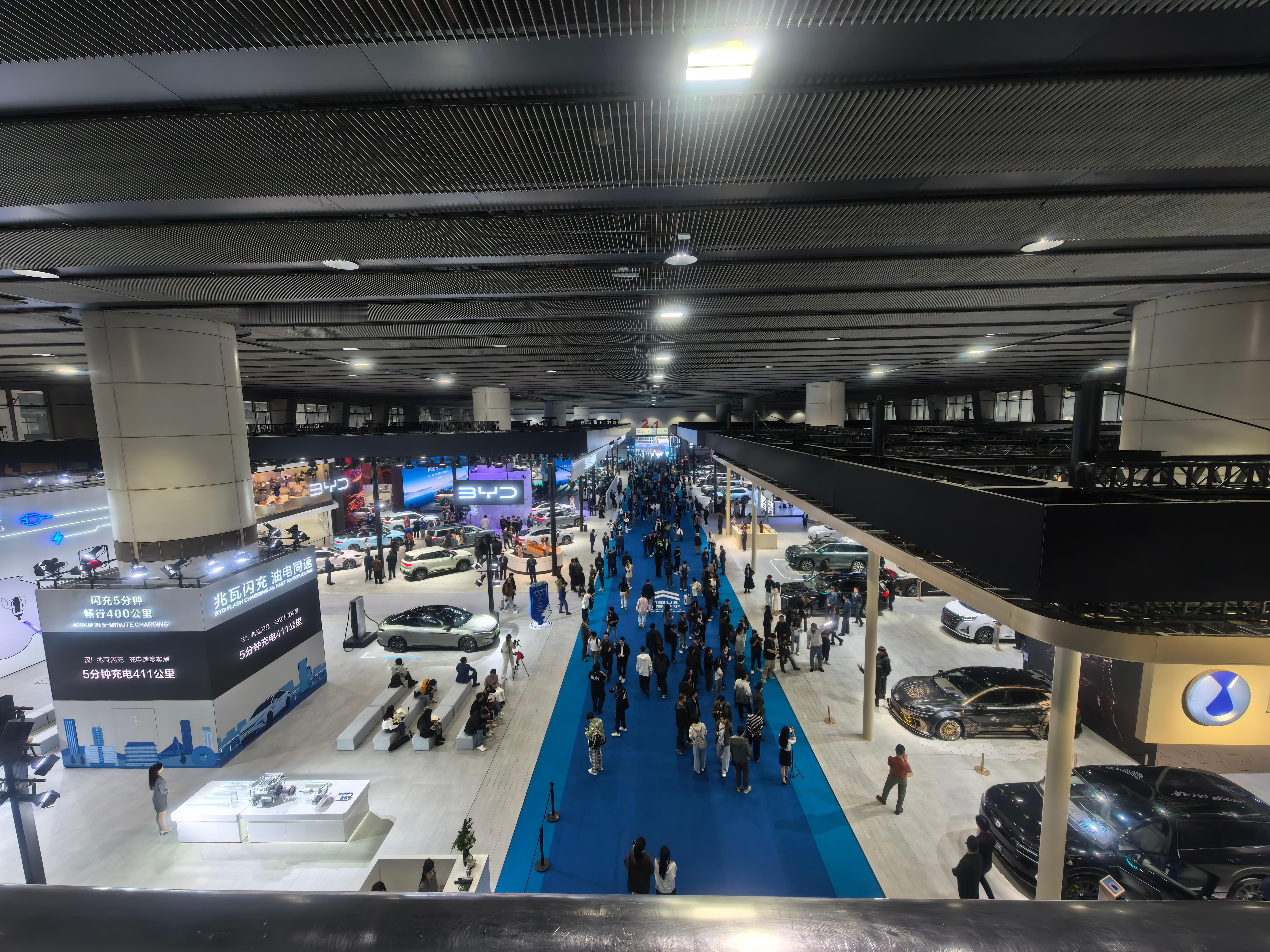 来比亚迪打个卡，包下2.1号馆，霸气！今天汉L和唐L会发新颜色，都帮你们拍了。仰