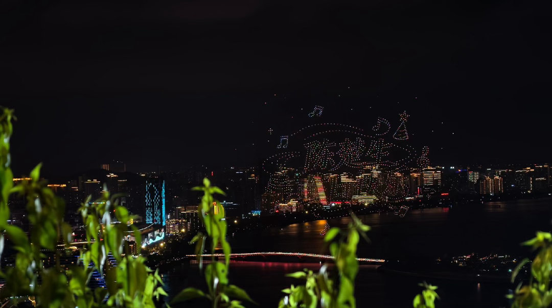 陈楚生三亚无人机表演应援被三亚给陈楚生的无人机应援浪漫到海面之上光影流动，无数无