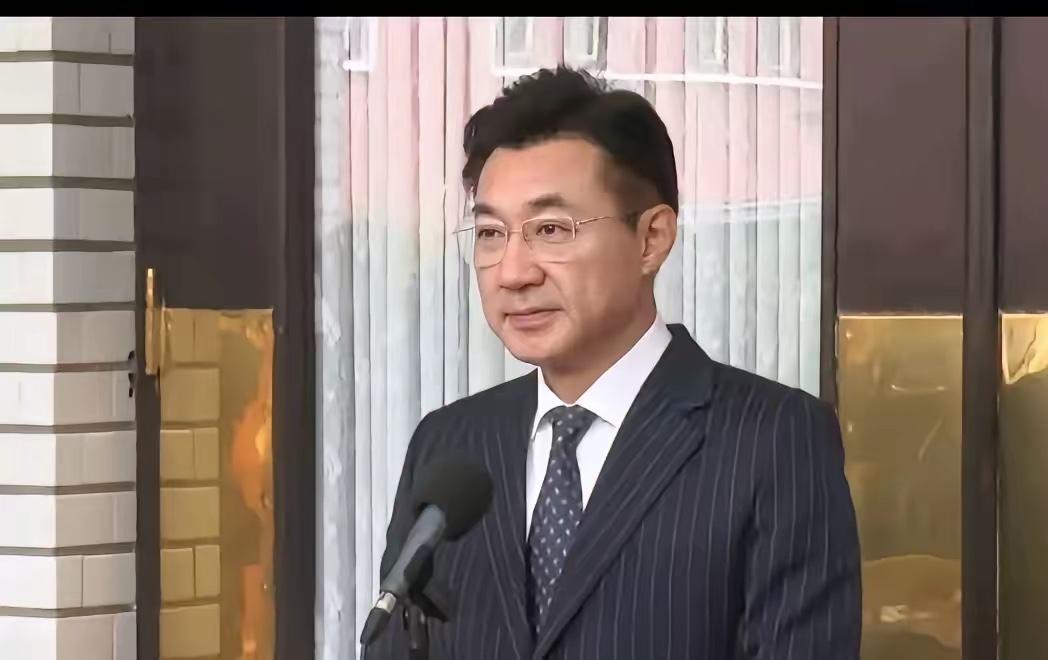 江启臣跟随卢秀燕的路线，现在成了一个笑话，还没开始选台中市长，就被人叫成“爸爸市