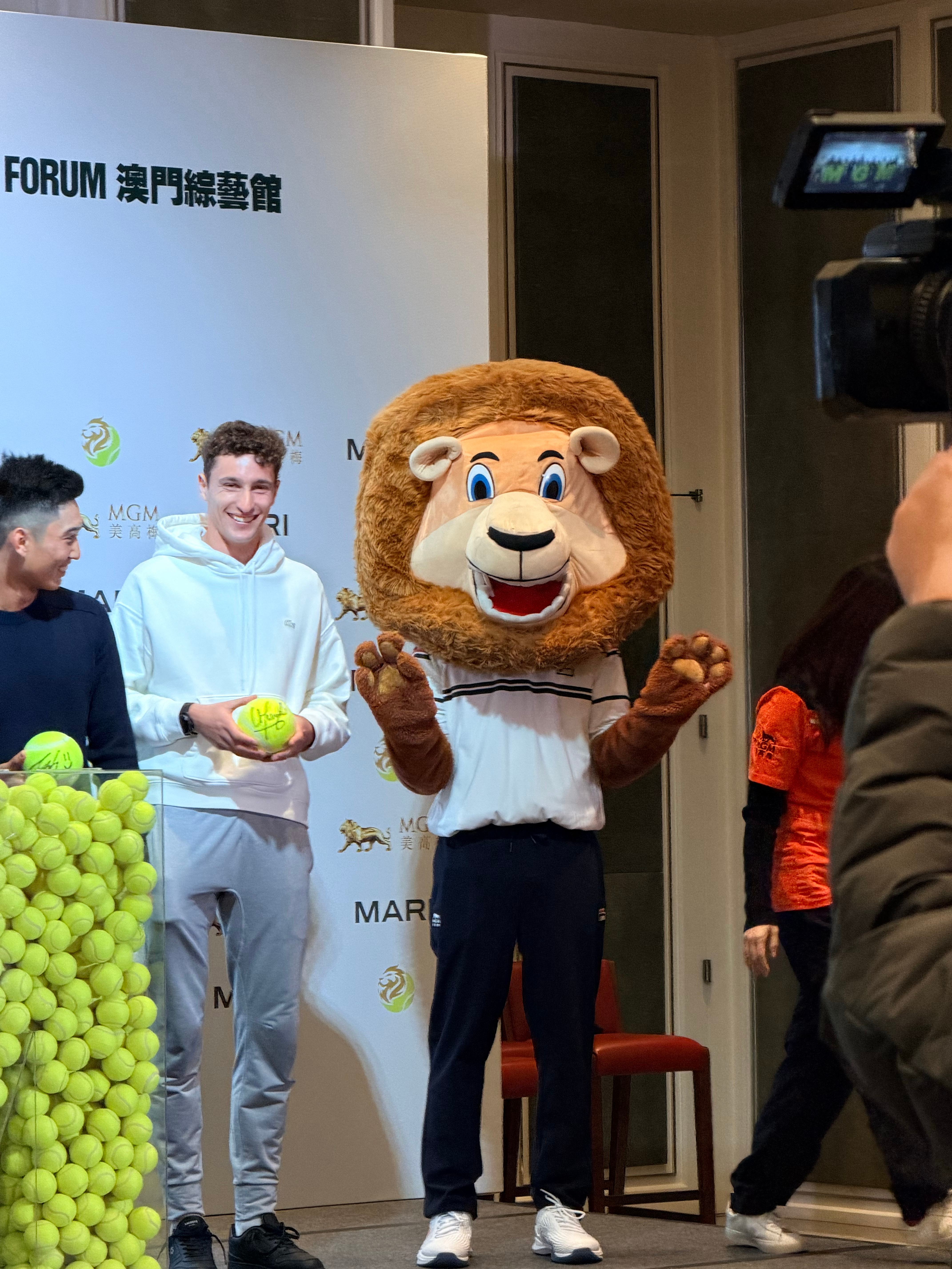 美高梅澳门网球名人赛 今日发布会中，代表美狮美高梅形象的狮子也加入球员一起合影，