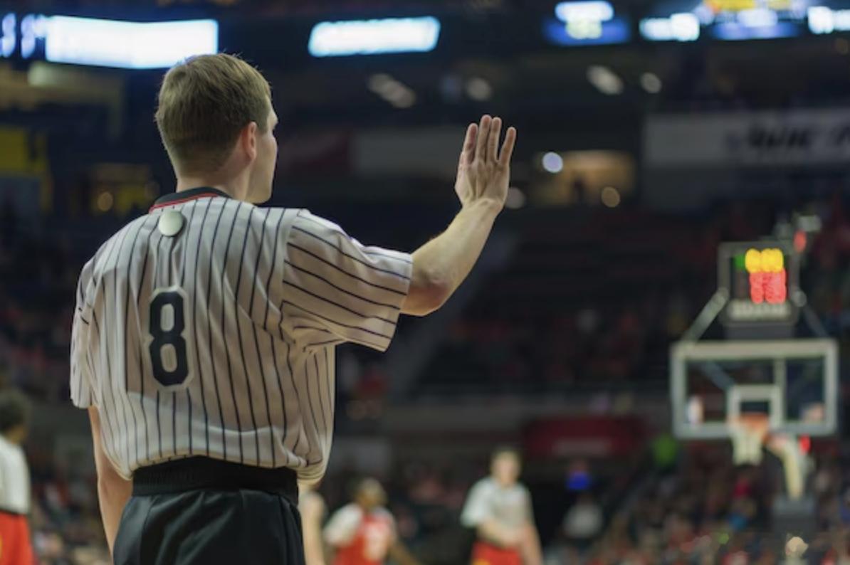 【NBA有望引入AI裁判！】看过本赛季NBA季后赛的观众想必都有所察觉：联盟的裁