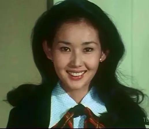 “真优美”，真美，浑身仿佛携带捕捉校园的青春气息，她微笑着，仿佛是学生中的小确幸