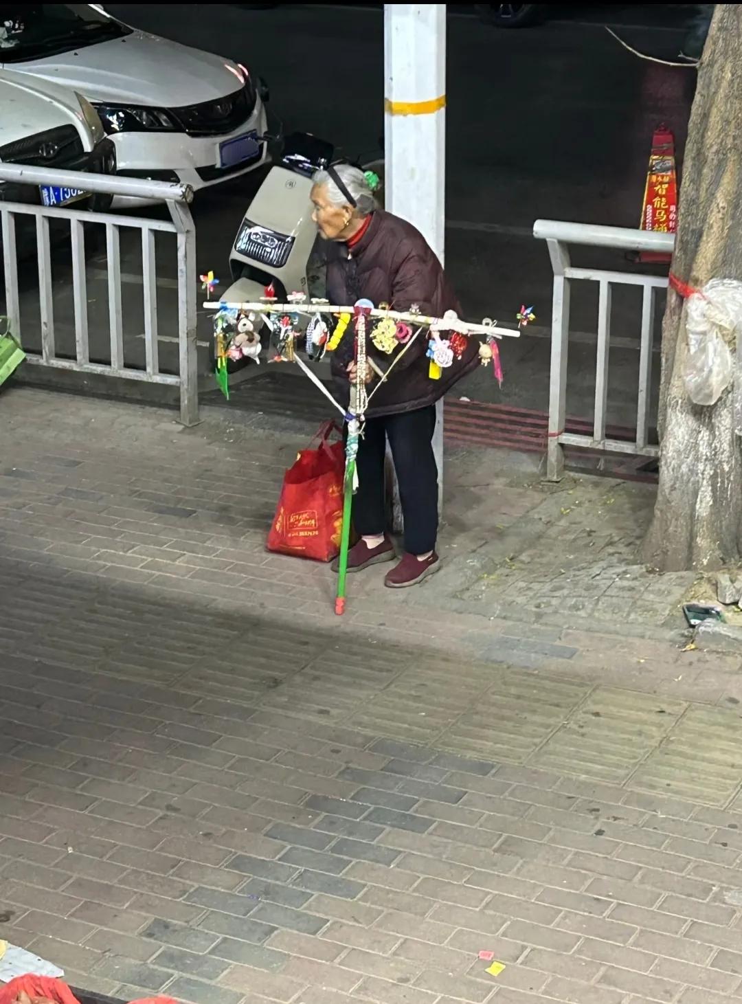 路上遇见一位卖发卡、小玩具的老奶奶，奶奶肯定以为大家会喜欢，她带着过去那个时代的