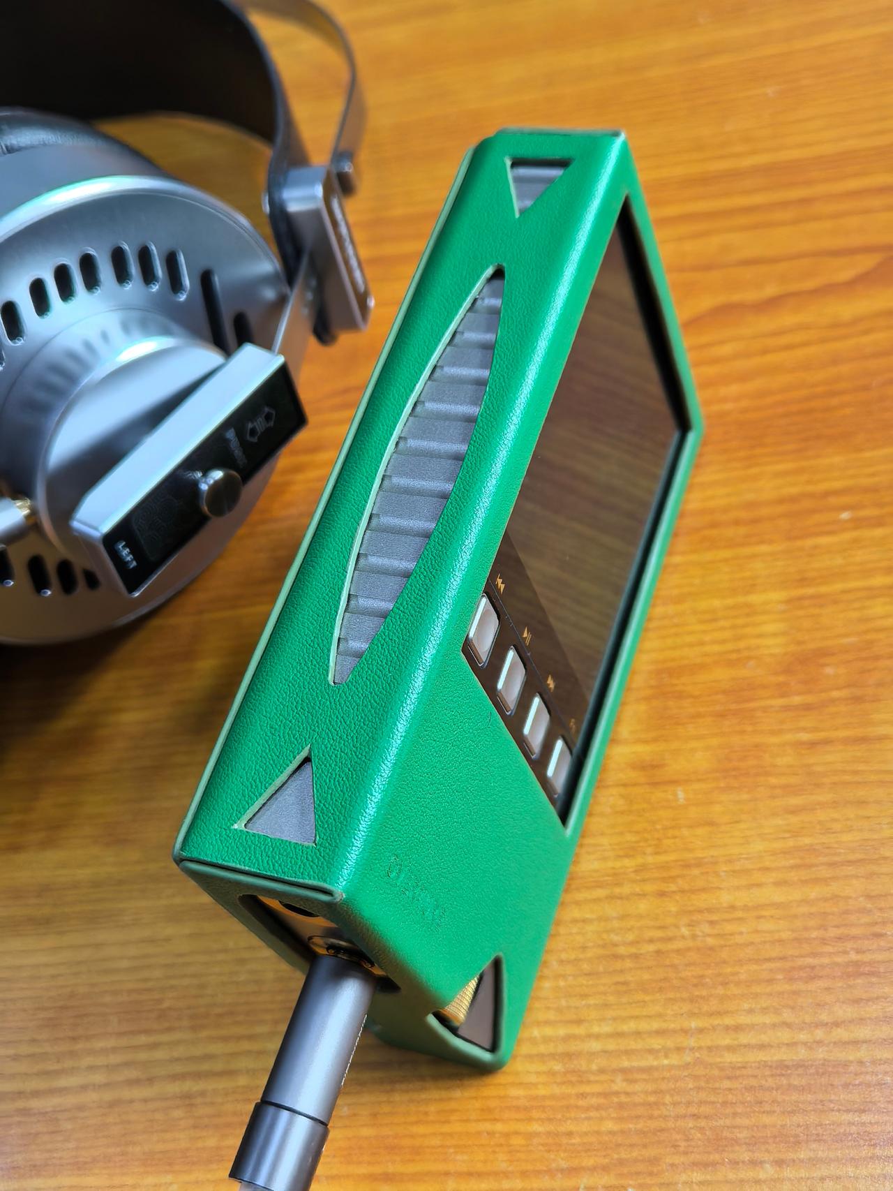 欧尼士XM5“钛版”播放器有着三档大小不同的增益，以及几种不同的“玩法”。
	