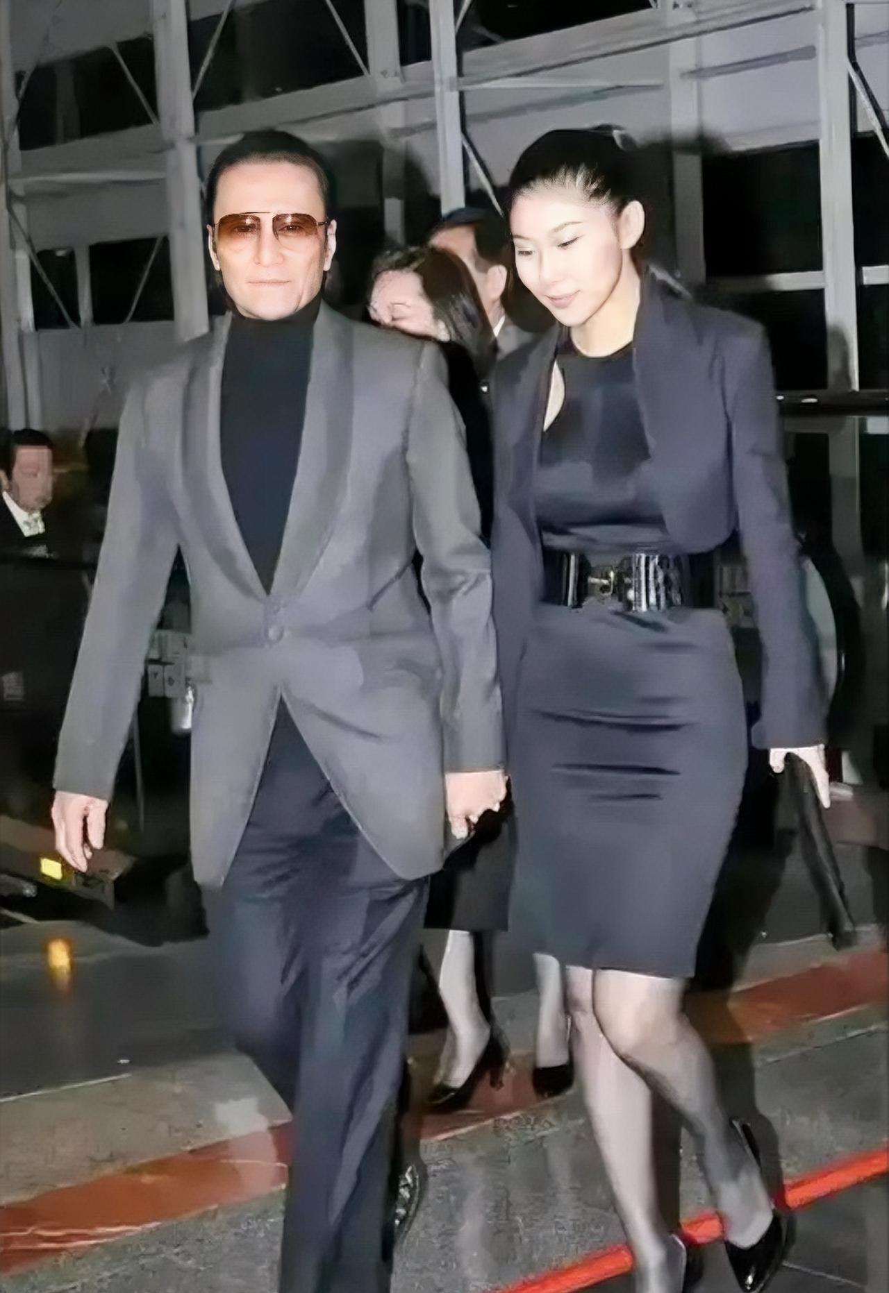 1985年，谢贤欠下了1600万赌债，被逼债，走投无路，妻子狄波拉经谢贤同意后，