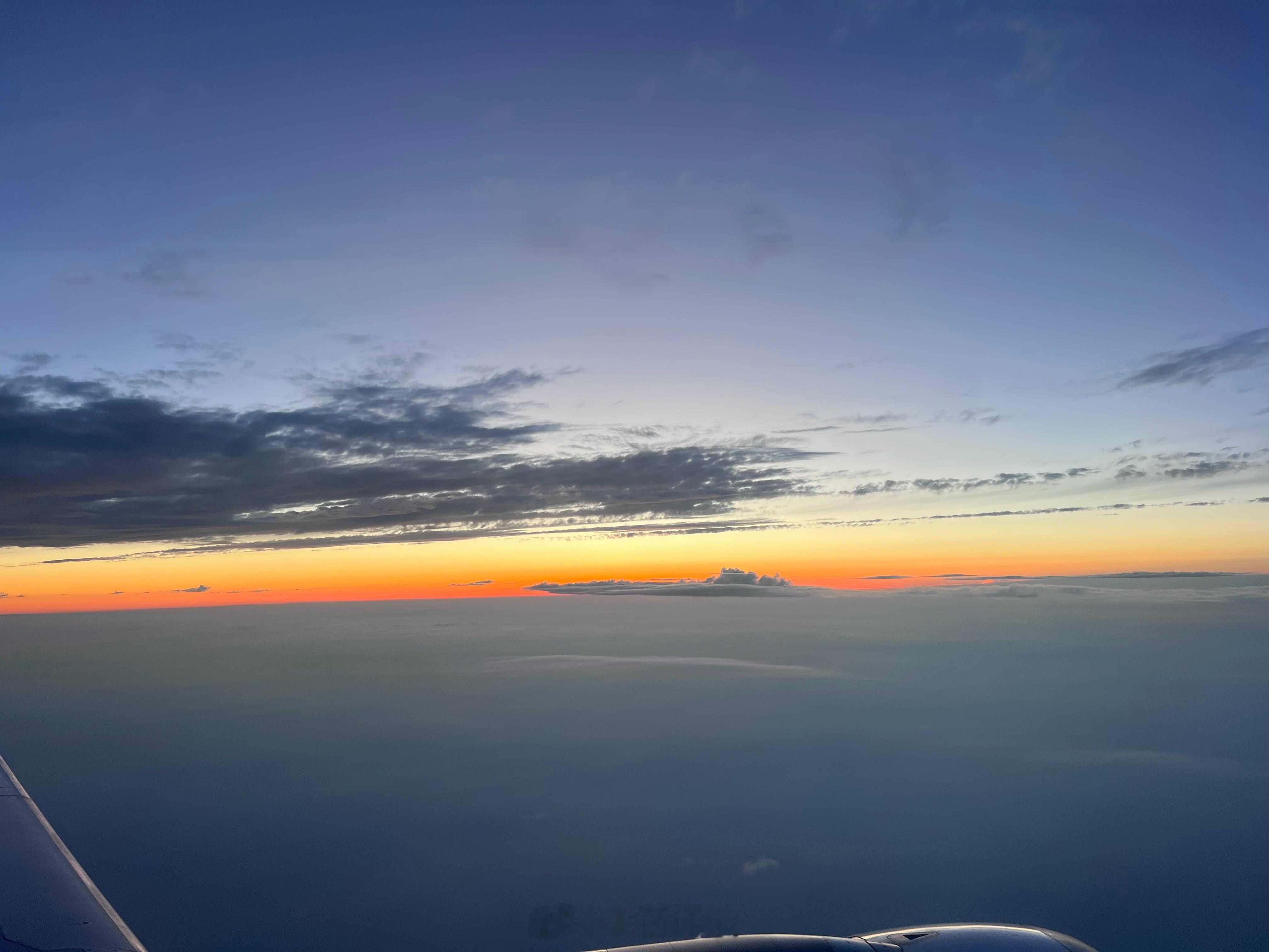 小菌早安 夕阳之美，如同经典乐章，奏响在黄昏的天地间。  