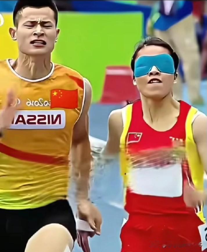 记者问盲人运动员刘翠青：“如果眼睛复明，最想看到谁？”她脱口而出：“我的领跑员！