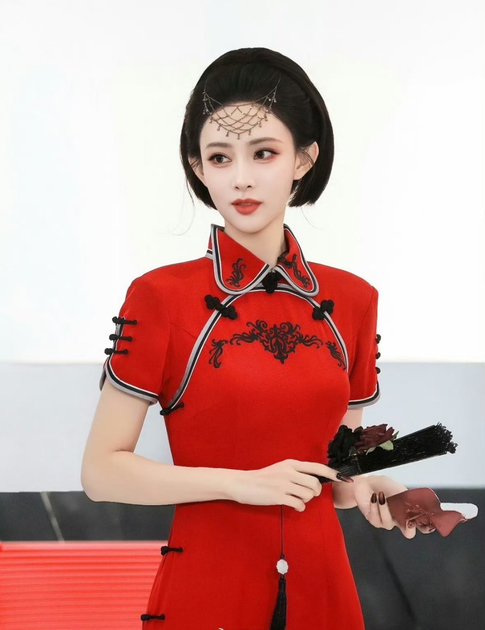 好六夜女明星们红毯，孟子义、关晓彤、邓恩熙、章若楠、张予曦，你最喜欢谁的造型？ 