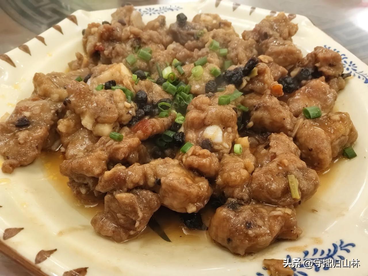 七绝・豆豉蒸排骨
釜上汽腾香满堂，
豉膏浸肋嫩凝浆。 
轻噙骨肉欣然脱，
一盏鲜