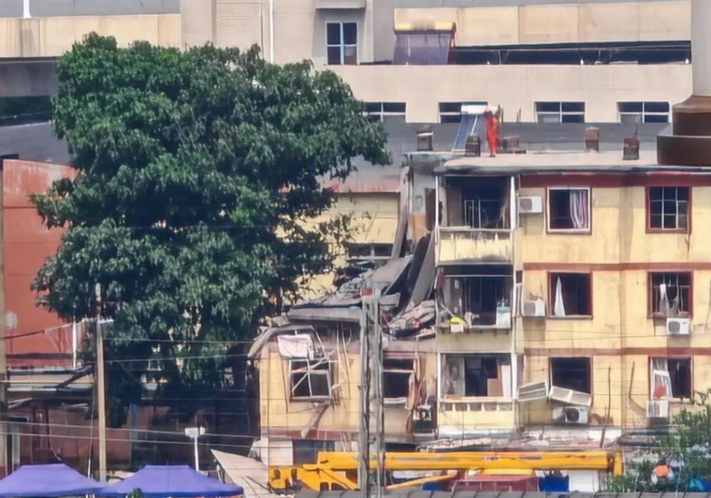 没地震，房子自己塌了。
8月19日清晨，石家庄新华区铁路55宿舍的这声巨响，对这