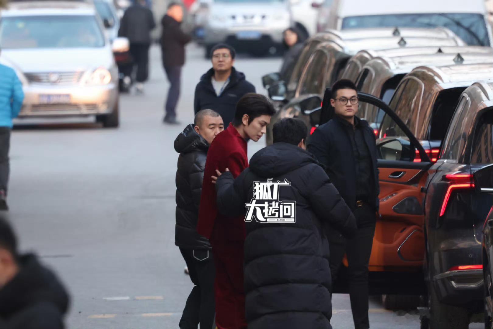 丁禹兮现身央视蛇年春晚第四次联排大背头红西装造型也太帅了吧！！！[抓狂][抓狂]