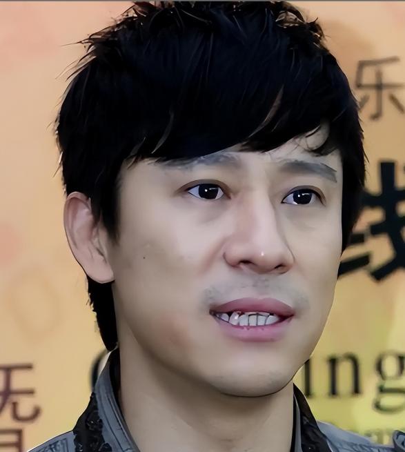 连登14次春晚的歌坛巨星，如今家产被拍卖，还被传“住进”养老院，辉煌与落寞之间，