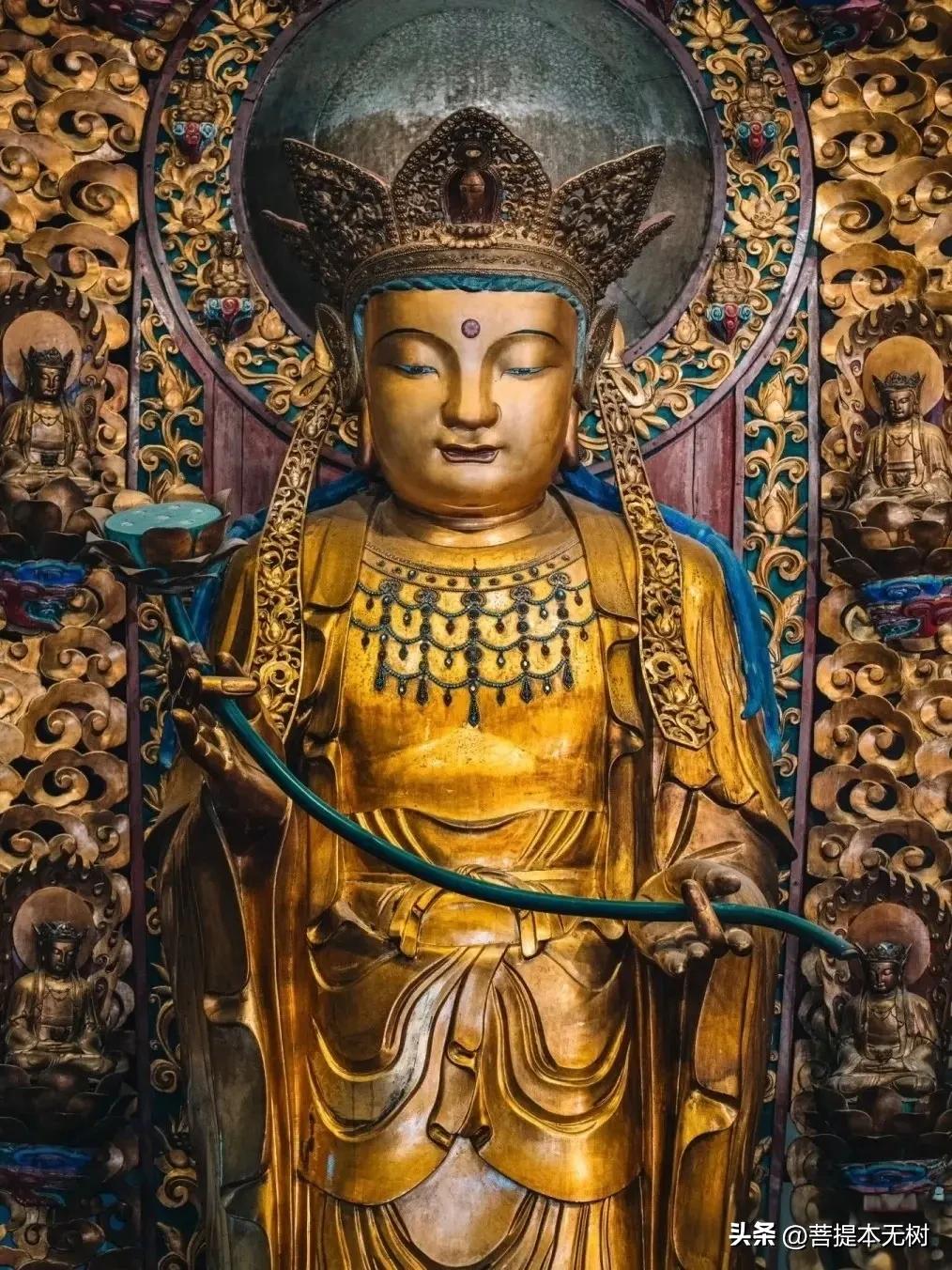 上海龙华寺珍藏木雕‑西方三圣，江南造像的巅峰之作
 
逛遍上海千年古刹龙华寺，很