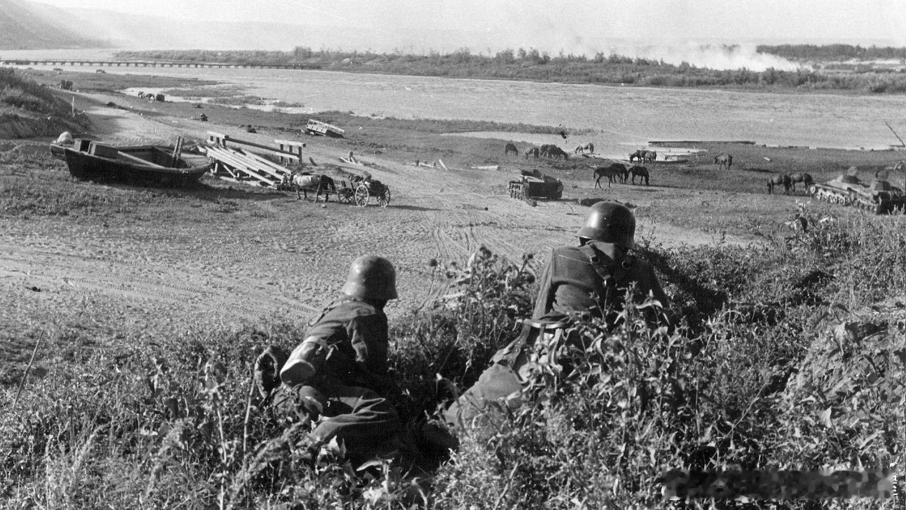 1942年德军南方集团军群士兵们在顿河畔Калача卡拉恰地区眺望顿河，平原上散