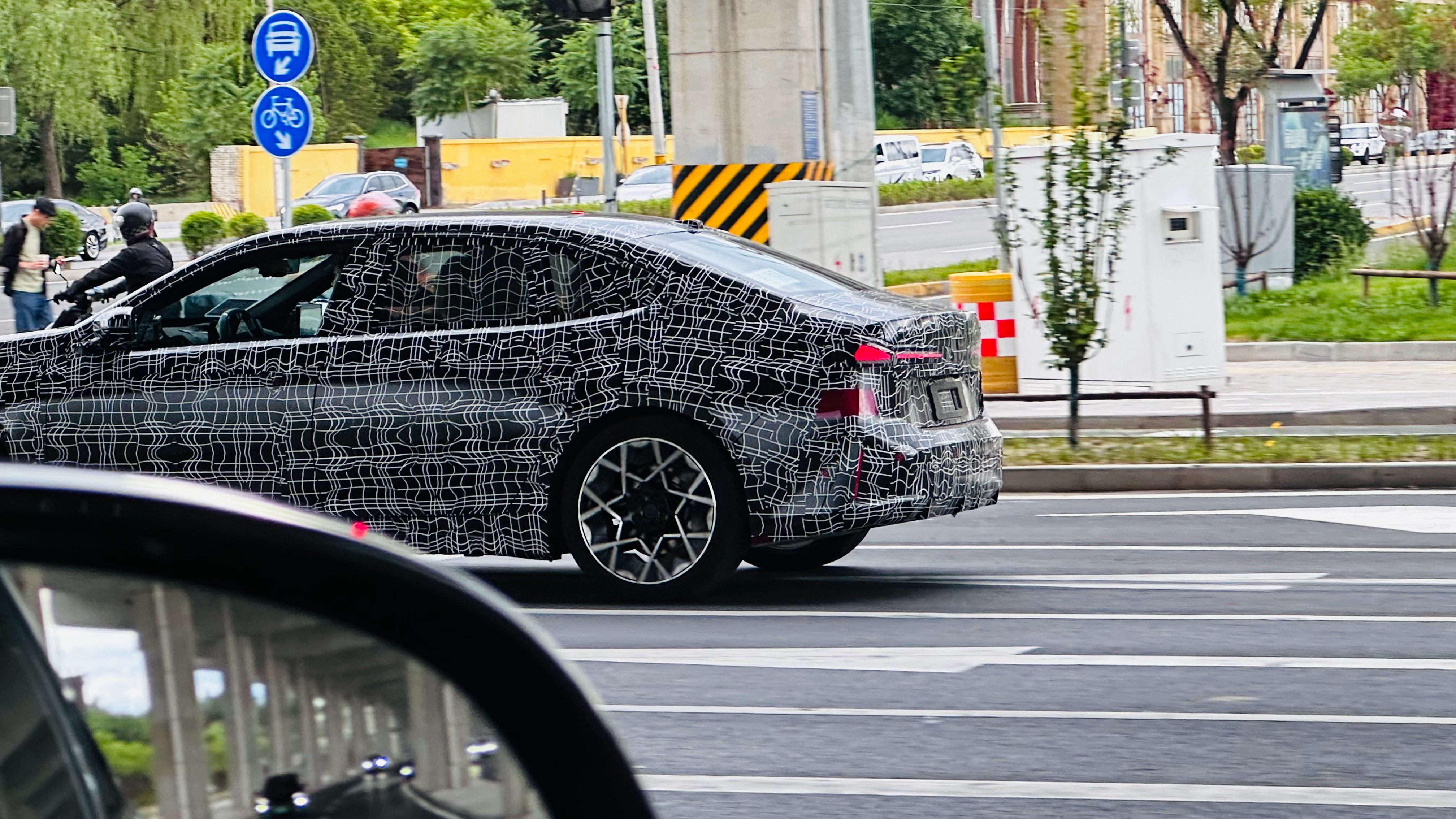 新世代 BMW i3 路试开始密集了 宝马别不正经说车智能驾趣宝马新世代