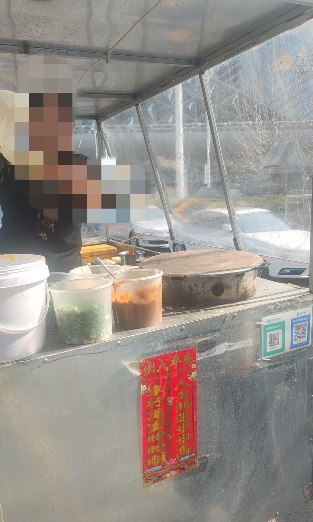 连卖煎饼果子都受经济不景气影响了🤓

刚才问做煎饼的大姐，你儿子咋不过来了，她